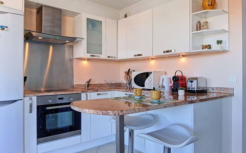 Le Royal Cap: Möbel, Countertop, Küche, Küchengerät, Cabinetry, Interior Design, Major Appliance, Flooring, Holz, Haushaltsgerät