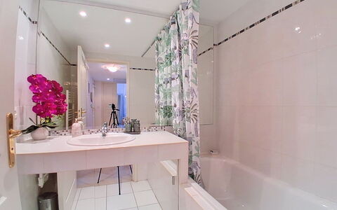 Le Royal Cap: Badezimmer, Armatur, Interior Design, Flooring, Fussboden, Zapfhahn, Installation, Bad Sink, Badewanne, Fliese