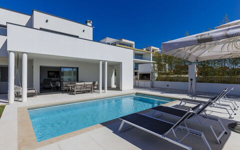Level 4: Schwimmbad, Die Architektur, Wohngebiet, Zuhause, Verbundwerkstoff, Wohnung, Schatten, Estate, Beton, Villa