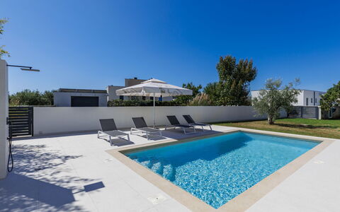 Level 4: Schwimmbad, Verbundwerkstoff, Schatten, Beton, Fliese, Resort, Landscaping, Design, Gartenmöbel, Water Feature