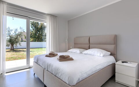 Level 4: Bett, Schlafzimmer, Möbel, Bettdecke, Bedding, Interior Design, Flooring, Fussboden, Bettrahmen, Linens