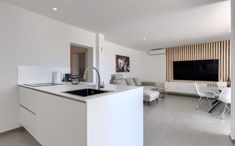 Level 4: Interior Design, Flooring, Möbel, Küche, Countertop, Wand, Fussboden, Decke, Holz, Zimmer