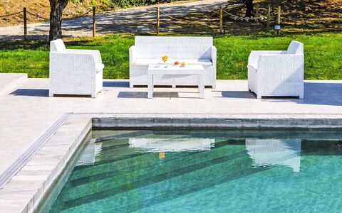 Villa Denise: Schwimmbad, Gartenmöbel, Garten, Möbel, Resort, Schatten, Eco Hotel, Hinterhof, Freizeit, Stuhl