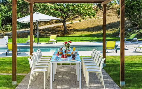 Villa Denise: Schwimmbad, Gartenmöbel, Garten, Möbel, Resort, Schatten, Eco Hotel, Hinterhof, Freizeit, Stuhl