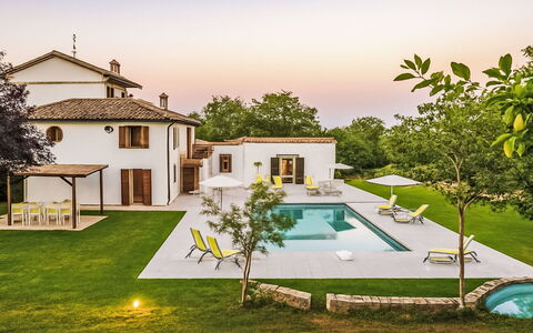 Villa Denise: Schwimmbad, Gartenmöbel, Garten, Möbel, Resort, Schatten, Eco Hotel, Hinterhof, Freizeit, Stuhl