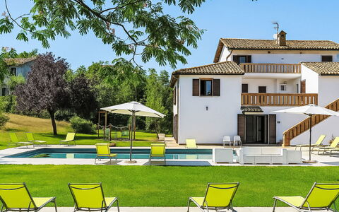 Villa Denise: Schwimmbad, Gartenmöbel, Garten, Möbel, Resort, Schatten, Eco Hotel, Hinterhof, Freizeit, Stuhl