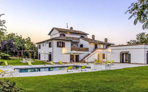 Villa Denise: Schwimmbad, Gartenmöbel, Garten, Möbel, Resort, Schatten, Eco Hotel, Hinterhof, Freizeit, Stuhl