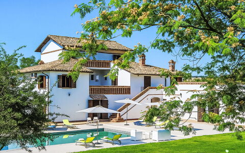 Villa Denise: Schwimmbad, Gartenmöbel, Garten, Möbel, Resort, Schatten, Eco Hotel, Hinterhof, Freizeit, Stuhl