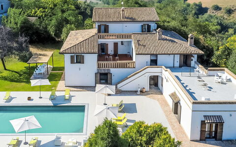 Villa Denise: Schwimmbad, Gartenmöbel, Garten, Möbel, Resort, Schatten, Eco Hotel, Hinterhof, Freizeit, Stuhl