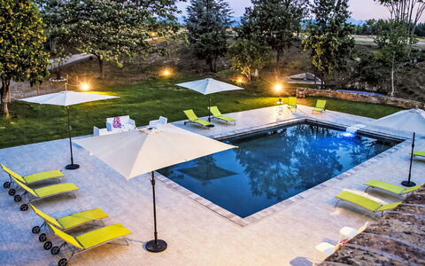 Villa Denise: Schwimmbad, Gartenmöbel, Garten, Möbel, Resort, Schatten, Eco Hotel, Hinterhof, Freizeit, Stuhl