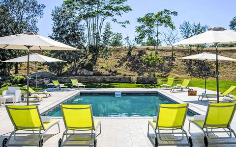 Villa Denise: Schwimmbad, Gartenmöbel, Garten, Möbel, Resort, Schatten, Eco Hotel, Hinterhof, Freizeit, Stuhl
