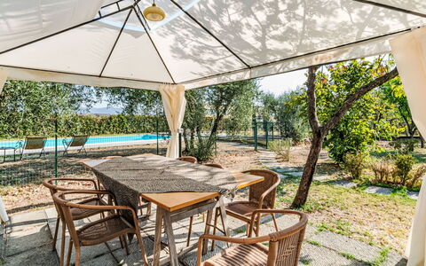Podere degli Ulivi: Schwimmbad, Gartenmöbel, Garten, Möbel, Resort, Schatten, Eco Hotel, Hinterhof, Freizeit, Stuhl