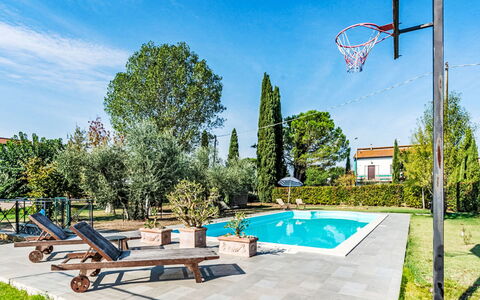 Podere degli Ulivi: Schwimmbad, Gartenmöbel, Garten, Möbel, Resort, Schatten, Eco Hotel, Hinterhof, Freizeit, Stuhl