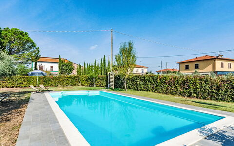 Podere degli Ulivi: Schwimmbad, Gartenmöbel, Garten, Möbel, Resort, Schatten, Eco Hotel, Hinterhof, Freizeit, Stuhl