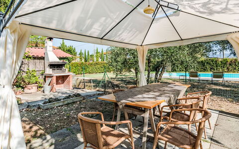 Podere degli Ulivi: Schwimmbad, Gartenmöbel, Garten, Möbel, Resort, Schatten, Eco Hotel, Hinterhof, Freizeit, Stuhl