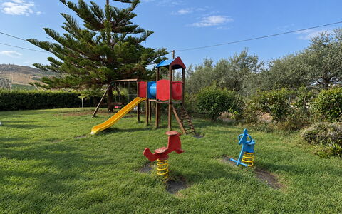 Casa Spassu: Spielplatz Rutsche, Spielmittel, Freizeit, Rasen, Rutsche, Garten, Park, Spielplatz, Landscaping, Schatten