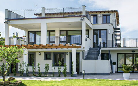 Casa Spassu: Zuhause, Wohngebiet, Veranda, Fassade, Haus, Balkon, Tür, Estate, Villa, Schatten