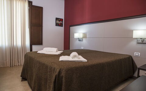 Casa Spassu: Interior Design, Fussboden, Schlafzimmer, Flooring, Möbel, Bett, Bettdecke, Bedding, Bettrahmen, Zimmer