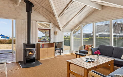 Aster - 100M from the Sea: Holz, Zuhause, Die Architektur, Decke, Veranda, Hütte, Dach, Fussboden, Hartholz, Tür