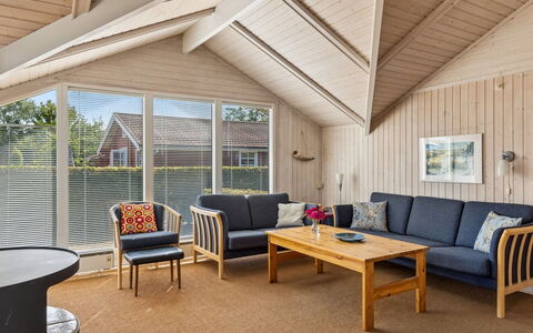 Aster - 100M from the Sea: Holz, Interior Design, Decke, Flooring, Möbel, Fussboden, Couch, Zuhause, Wohnzimmer, Holzboden