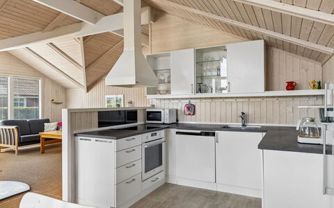 Aster - 100M from the Sea: Küche, Holz, Decke, Interior Design, Flooring, Countertop, Möbel, Cabinetry, Fussboden, Major Appliance