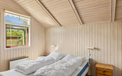 Aster - 100M from the Sea: Holz, Decke, Schlafzimmer, Flooring, Interior Design, Fussboden, Bett, Zimmer, Hartholz, Holzbeize