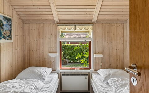 Aster - 100M from the Sea: Schlafzimmer, Holz, Bett, Interior Design, Decke, Möbel, Bettdecke, Fussboden, Bedding, Flooring