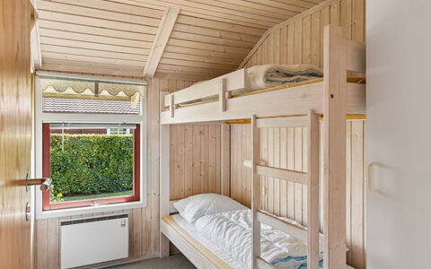 Aster - 100M from the Sea: Holz, Interior Design, Schlafzimmer, Etagenbett, Bett, Decke, Fussboden, Flooring, Wohnheim, Bettrahmen