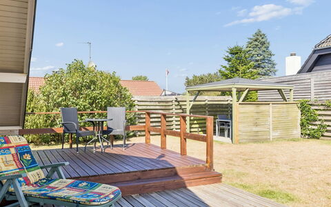 Aster - 100M from the Sea: Zuhause, Deck, Schatten, Gartenmöbel, Eco Hotel, Veranda, Hartholz, Hütte, Planke, Garten
