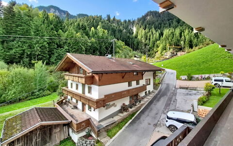 Sophia: Zuhause, Dach, Haus, Hütte, Bergstation, Dorf, Bergdorf, Balkon, Vogelperspektive