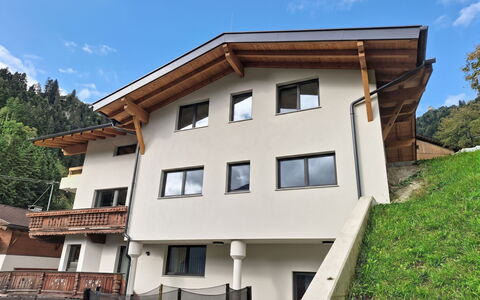 Sophia: Wohngebiet, Zuhause, Wohnung, Balkon, Abstellgleis, Bergdorf, Treppe