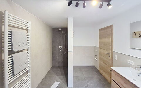 Sophia: Flooring, Wand, Interior Design, Fussboden, Decke, Armatur, Badezimmer, Zapfhahn, Zimmer, Light Fixture