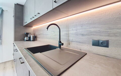 Sophia: Küche, Countertop, Holz, Flooring, Interior Design, Armatur, Spüle, Sinken, Cabinetry, Zapfhahn