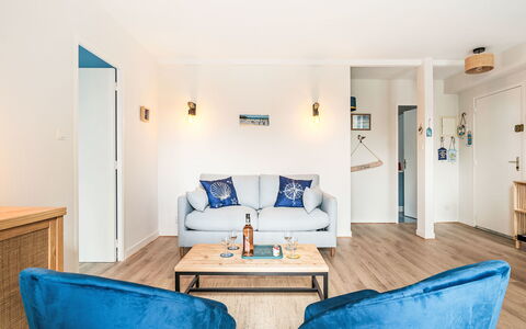 L'Emerillon: Möbel, Interior Design, Flooring, Holz, Fussboden, Couch, Decke, Wohnung, Zimmer, Wohnzimmer