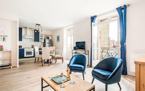L'Emerillon: Möbel, Interior Design, Flooring, Wohnung, Stuhl, Fussboden, Zimmer, Wohnzimmer, Holzboden, Hartholz