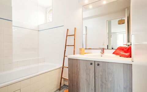 L'Emerillon: Flooring, Interior Design, Fussboden, Badezimmer, Armatur, Installation, Badewanne, Fliese, Zapfhahn, Badezimmerschrank
