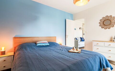 L'Emerillon: Blau, Bett, Schlafzimmer, Möbel, Interior Design, Bettdecke, Bedding, Linens, Holz, Flooring