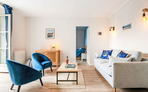 L'Emerillon: Möbel, Interior Design, Flooring, Couch, Fussboden, Wand, Wohnzimmer, Holz, Zimmer, Zuhause