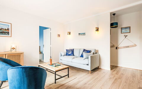 L'Emerillon: Möbel, Interior Design, Flooring, Wand, Fussboden, Holz, Couch, Zimmer, Wohnzimmer, Decke