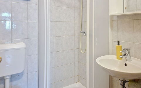 Pod Meloni: Bad Sink, Badezimmer, Armatur, Wand, Sinken, Flooring, Interior Design, Fussboden, Zapfhahn, Installation