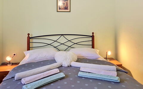 Pod Meloni: Bett, Bedding, Möbel, Schlafzimmer, Bettdecke, Interior Design, Wand, Holz, Fussboden, Linens
