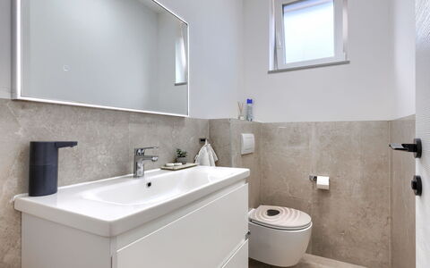 Veronica: Badezimmer, Armatur, Flooring, Fussboden, Sinken, Interior Design, Bad Sink, Toilette, Zapfhahn, Spiegel