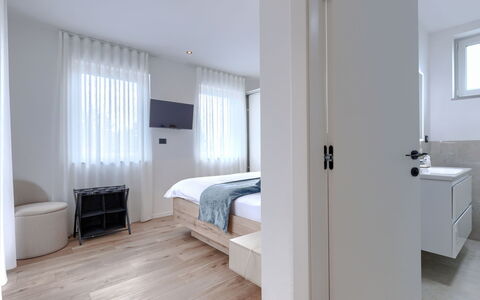 Veronica: Möbel, Interior Design, Flooring, Fussboden, Holz, Zimmer, Decke, Holzboden, Bett, Schlafzimmer