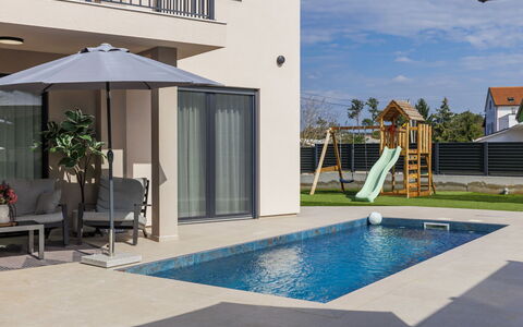 Veronica: Schwimmbad, Wohngebiet, Zuhause, Verbundwerkstoff, Resort, Estate, Gartenmöbel, Freizeit, Villa, Eco Hotel