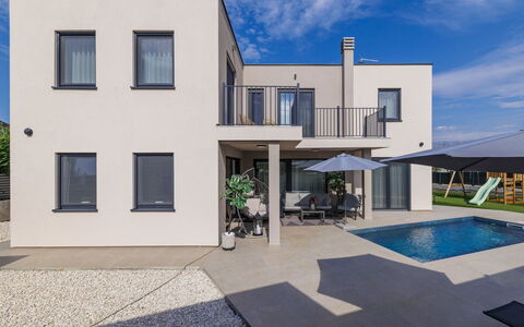 Veronica: Fassade, Wohngebiet, Zuhause, Tür, Estate, Balkon, Villa, Hof, Design, Auffahrt