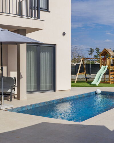 Veronica: Schwimmbad, Wohngebiet, Zuhause, Verbundwerkstoff, Resort, Estate, Gartenmöbel, Freizeit, Villa, Eco Hotel