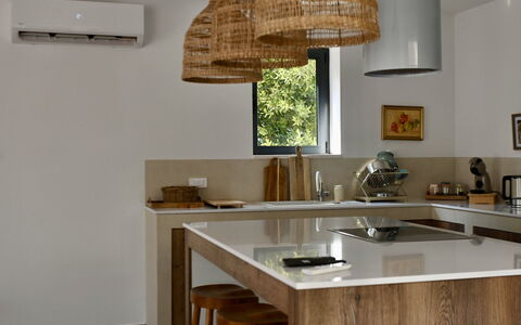 Grandpa Pouls Heritage, Heated Pool: Möbel, Interior Design, Holz, Light Fixture, Decke, Flooring, Countertop, Küche, Beleuchtung, Fussboden