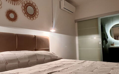 Grandpa Pouls Heritage, Heated Pool: Bett, Schlafzimmer, Möbel, Bedding, Interior Design, Bettdecke, Wand, Holz, Decke, Fussboden