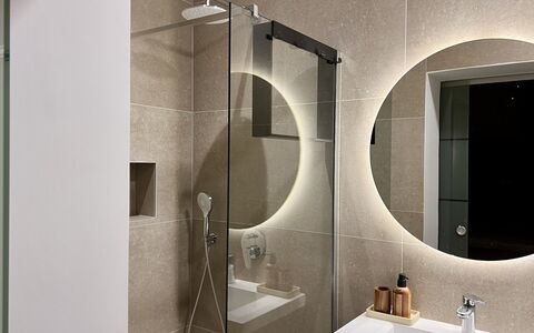 Grandpa Pouls Heritage, Heated Pool: Armatur, Interior Design, Spiegel, Badezimmer, Installation, Flooring, Beleuchtung, Light Fixture, Fussboden, Zapfhahn