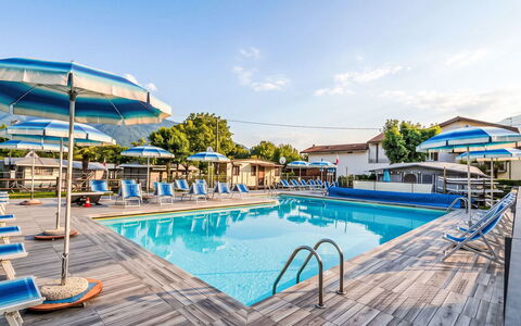 Carla: Resort, Schwimmbad, Regenschirm, Freizeit, Gartenmöbel, Schatten, Ferienort, Sonnenliege, Hotel, Eco Hotel